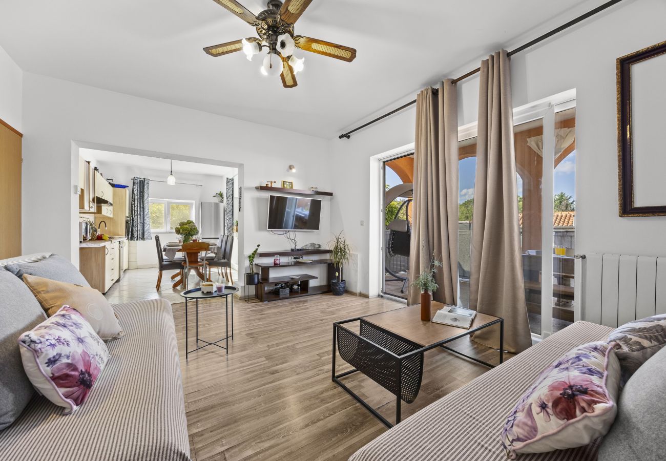 Apartment in Valbandon - Charming three-bedroom apartment near the sea