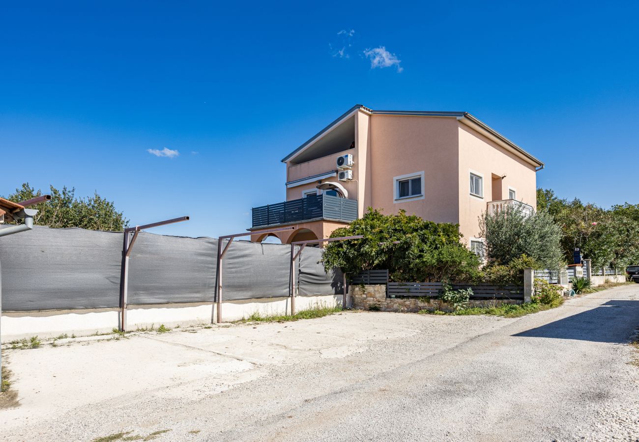 Apartment in Valbandon - Charming three-bedroom apartment near the sea