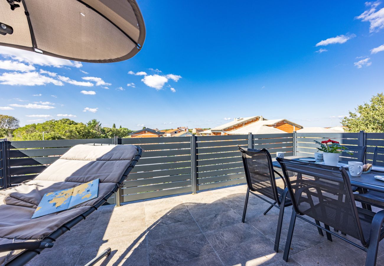 Apartment in Valbandon - ES 3 - Apartment with Balcony and Shared Pool