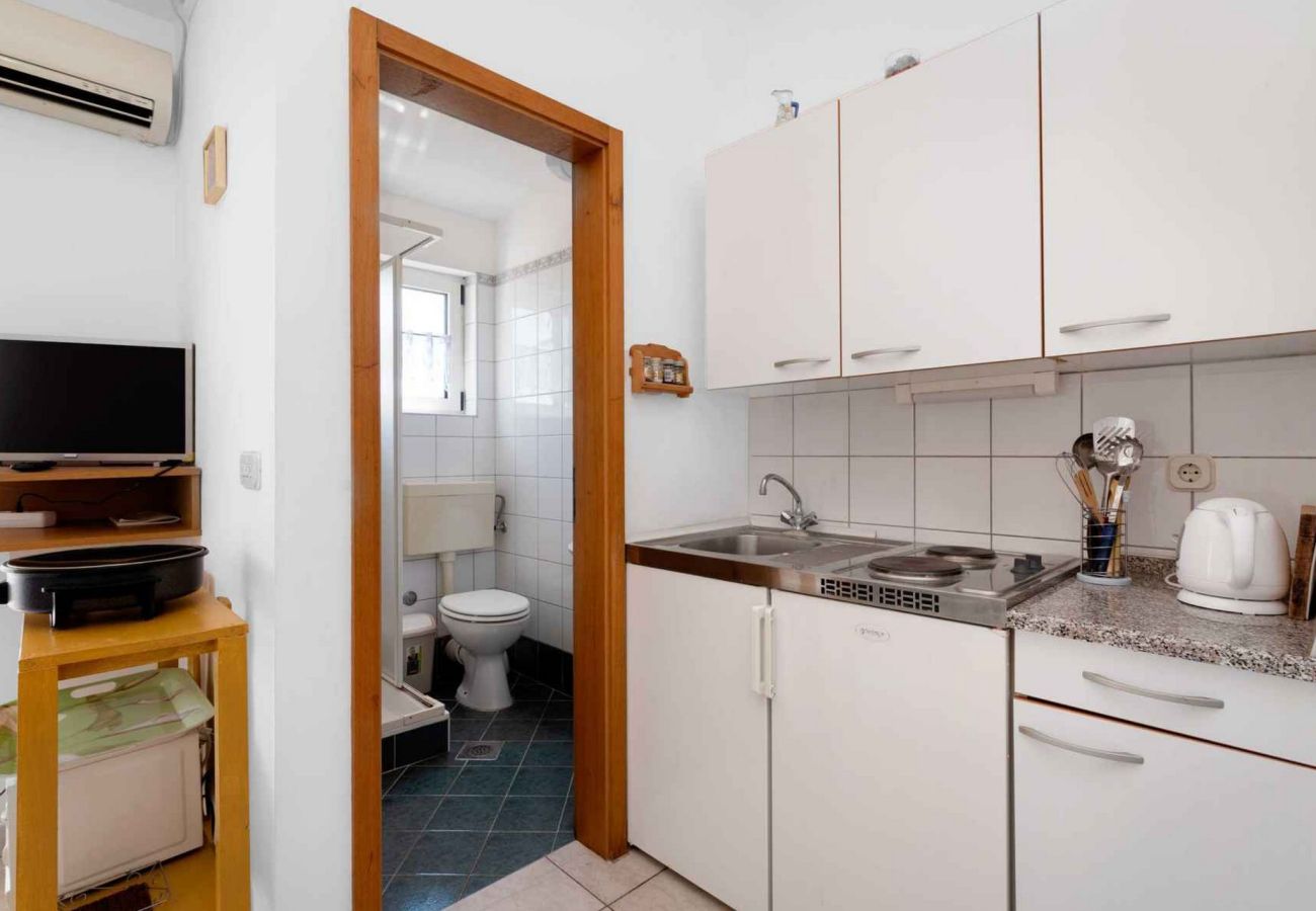 Apartment in Šibenik-Brodarica - Cozy Brodarica Apartment A1