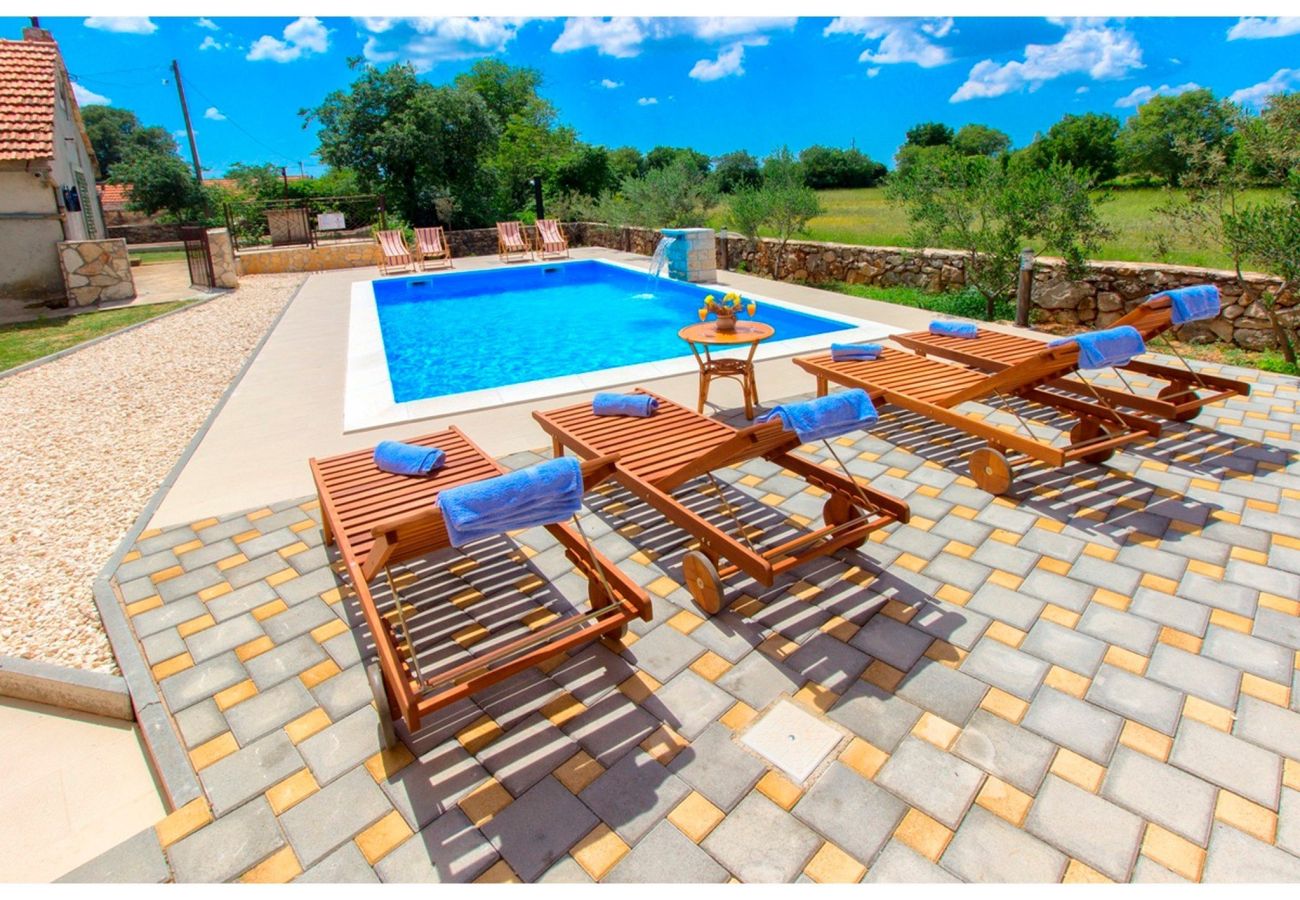 Villa in Brištane - Rural Family Escape with Pool - Villa Krka