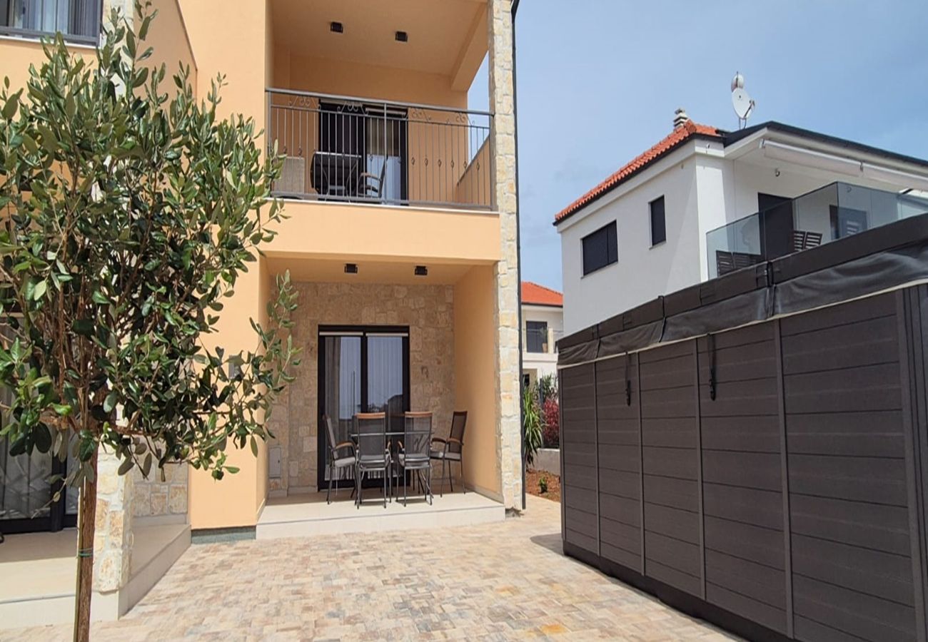 Villa in Krnica - Villa Casalinga with Jacuzzi