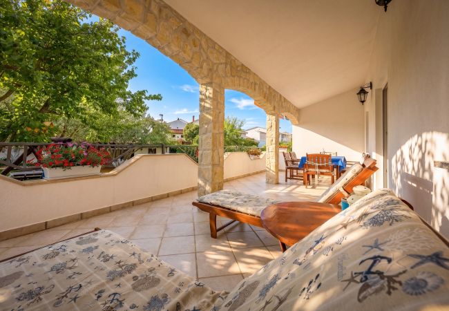 Apartment in Štinjan - Family Apartment Stinjan with Garden View