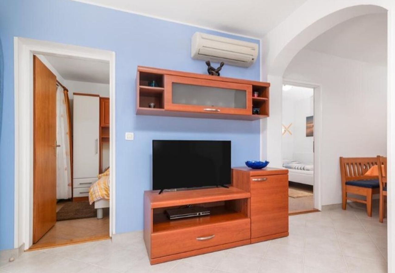 Apartment in Štinjan - Family Apartment Stinjan with Garden View