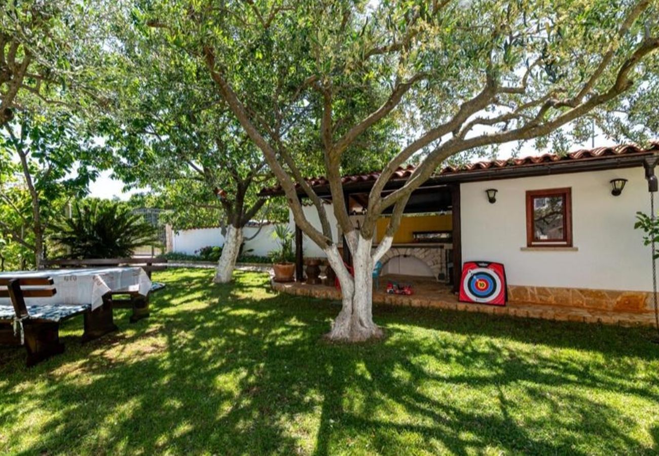 Apartment in Štinjan - Family Apartment Stinjan with Garden View