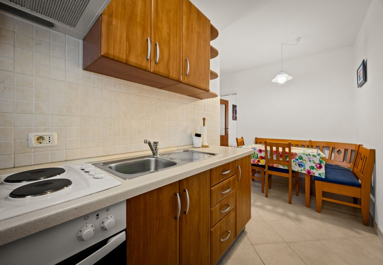 Apartment in Štinjan - Family Apartment Stinjan with Garden View