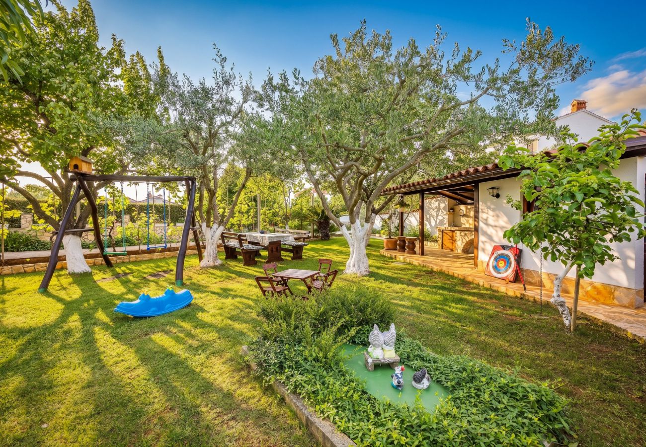Apartment in Štinjan - Family Apartment Stinjan with Garden View