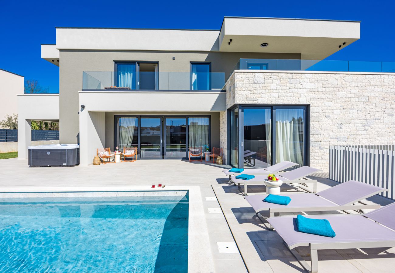 Villa in Funtana - Designer Beach Villa Limes - Pool, Spa & Games