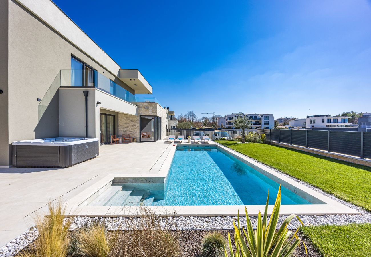 Villa in Funtana - Designer Beach Villa Limes - Pool, Spa & Games