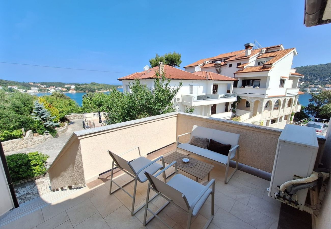 Apartment in Supetarska Draga - Apartment Nikolina 1 with Sea View