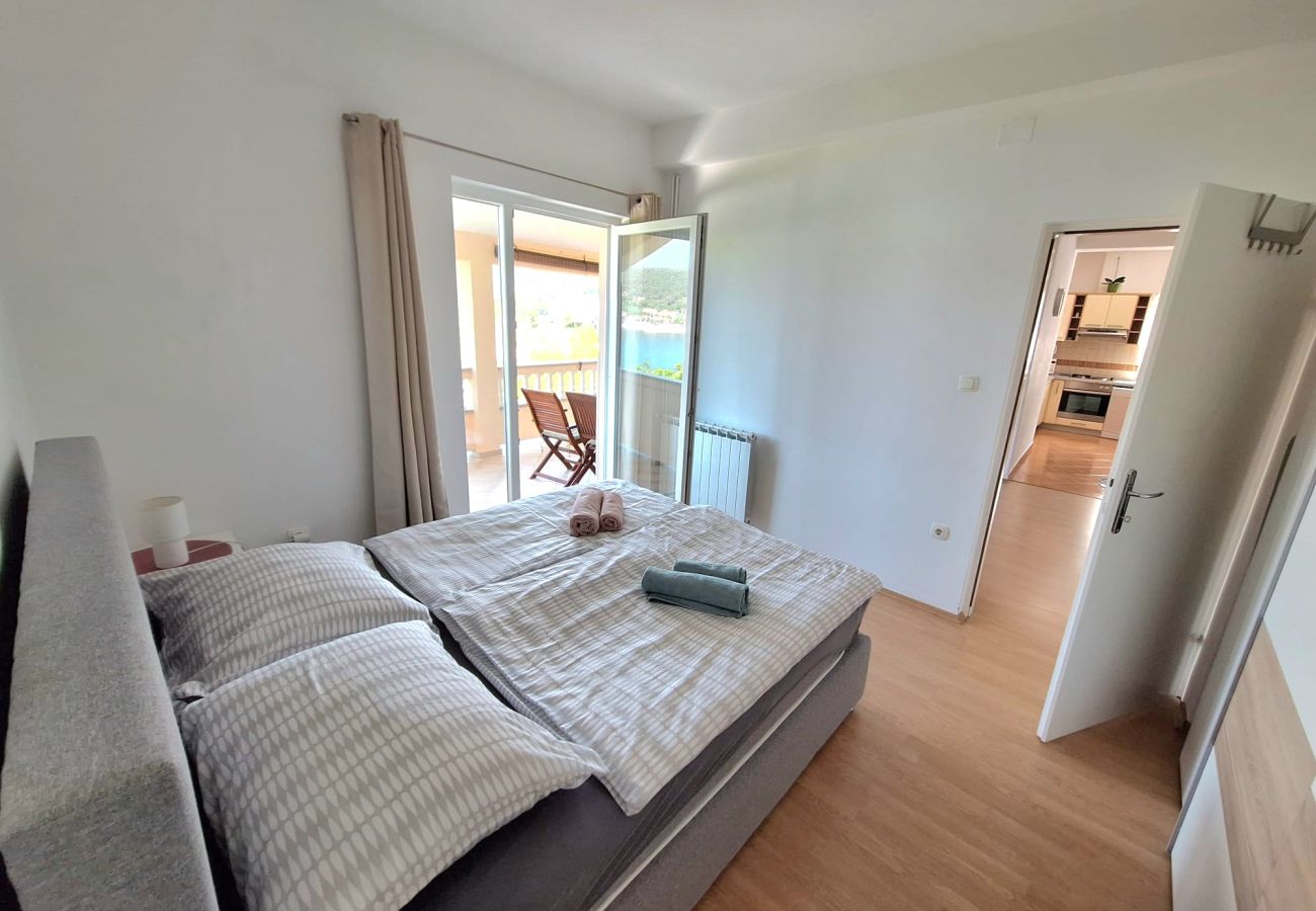 Apartment in Supetarska Draga - Apartment Nikolina 6 with Sea View