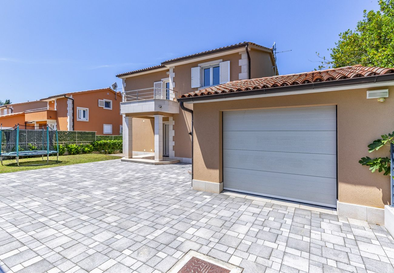 Villa in Pula - Lotus Elite Villa with Pool & Jacuzzi 3