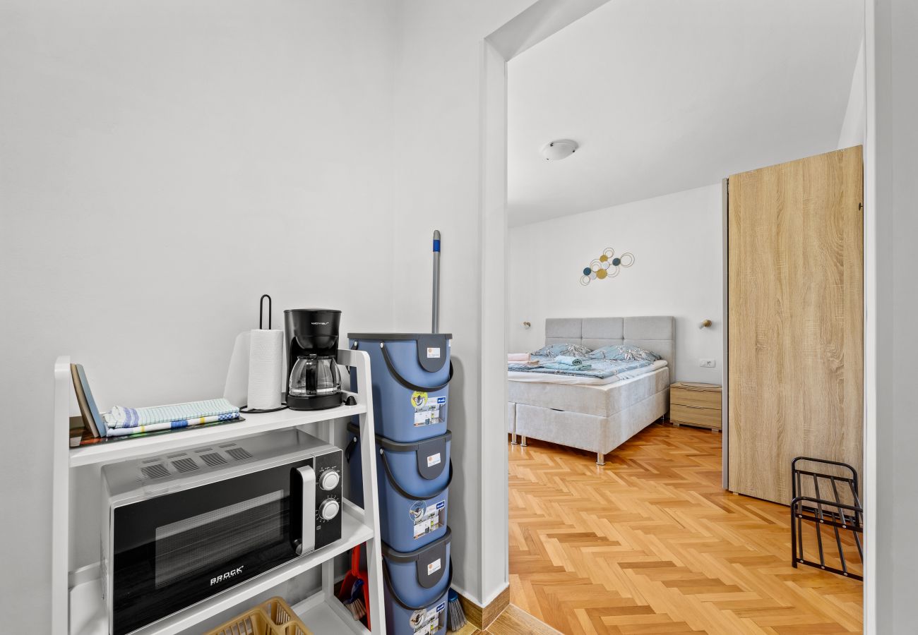 Apartment in Supetarska Draga - Apartment Nikolina 4 with Sea View